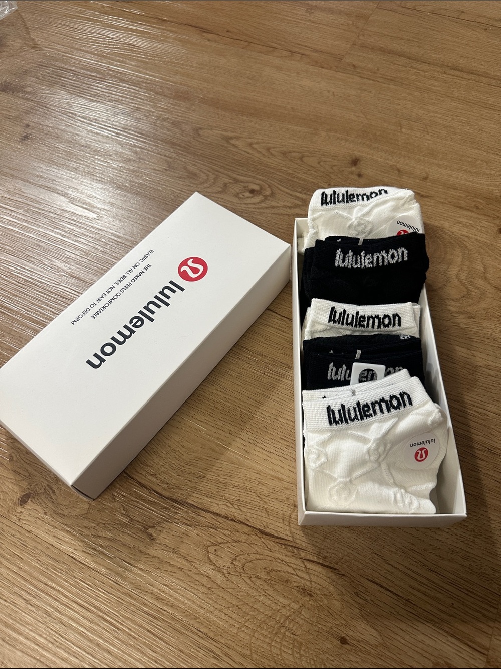 Lululemon socks (5)